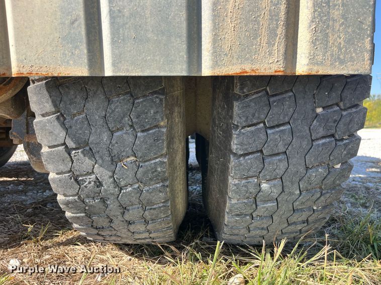 image for item LC9242 2001 MACK CH613 semi truck