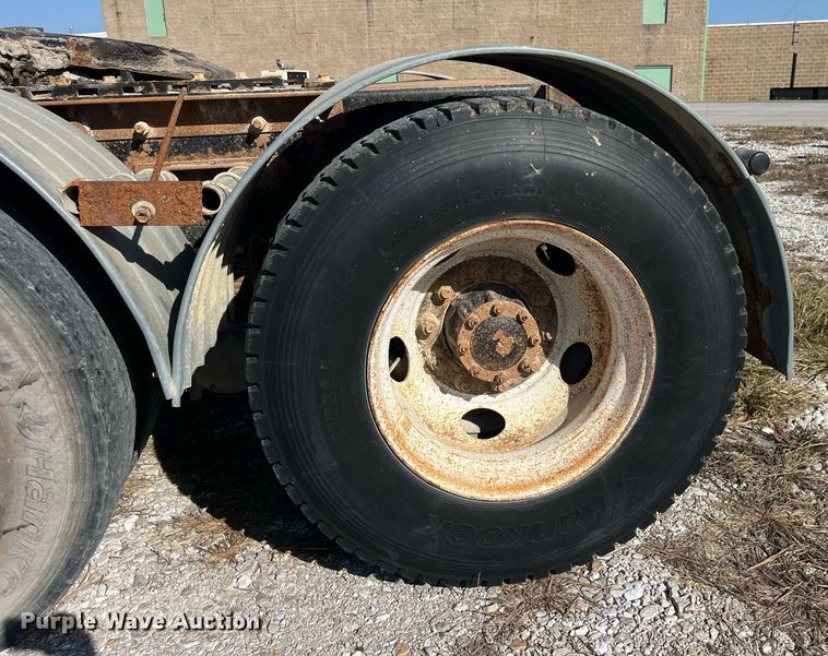 image for item LC9242 2001 MACK CH613 semi truck