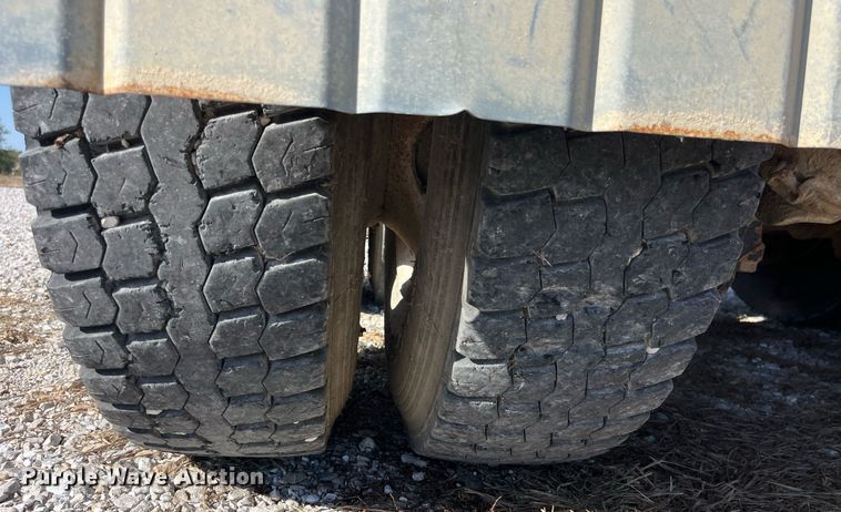 image for item LC9242 2001 MACK CH613 semi truck