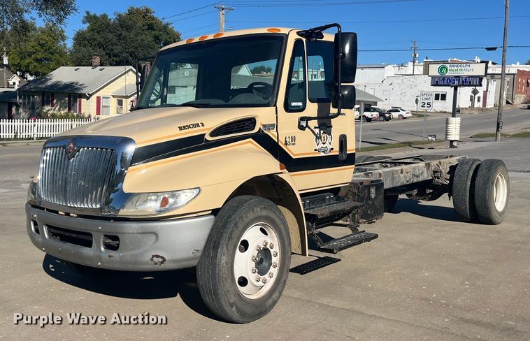 image for item LC9254 2004 International  4200 SBA truck cab and chassis