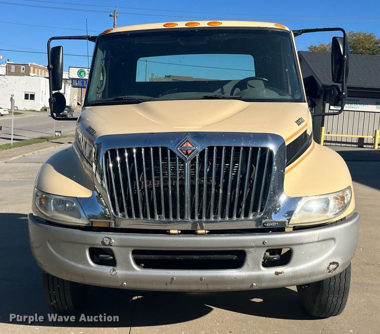 image for item LC9254 2004 International  4200 SBA truck cab and chassis