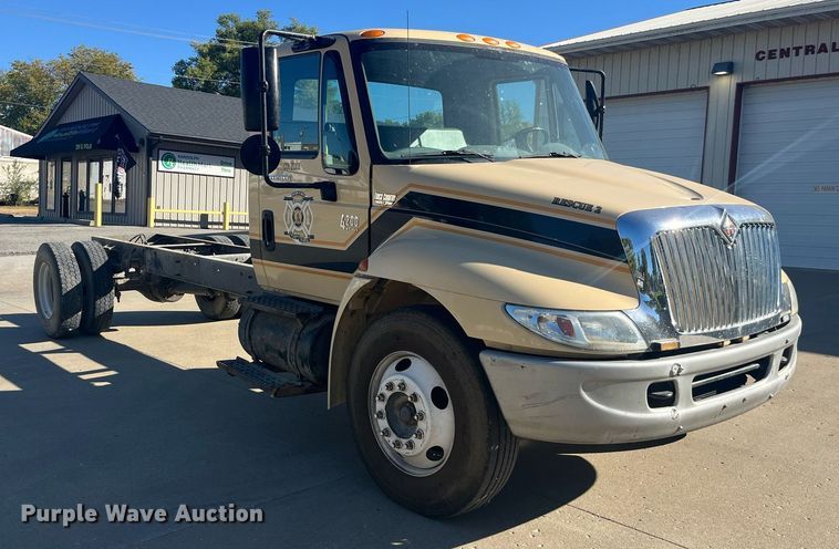 image for item LC9254 2004 International  4200 SBA truck cab and chassis