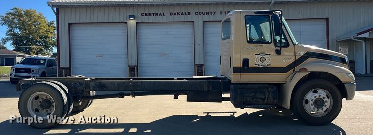 image for item LC9254 2004 International  4200 SBA truck cab and chassis