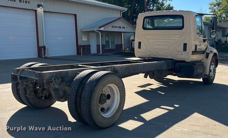 image for item LC9254 2004 International  4200 SBA truck cab and chassis