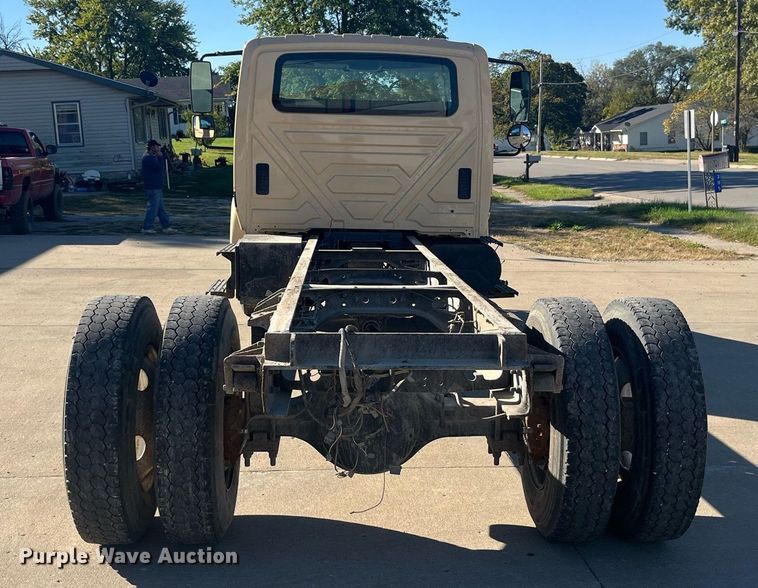 image for item LC9254 2004 International  4200 SBA truck cab and chassis