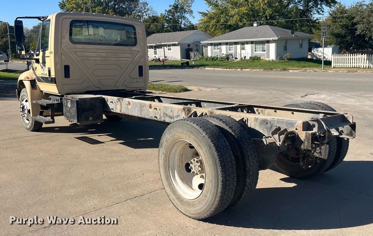 image for item LC9254 2004 International  4200 SBA truck cab and chassis