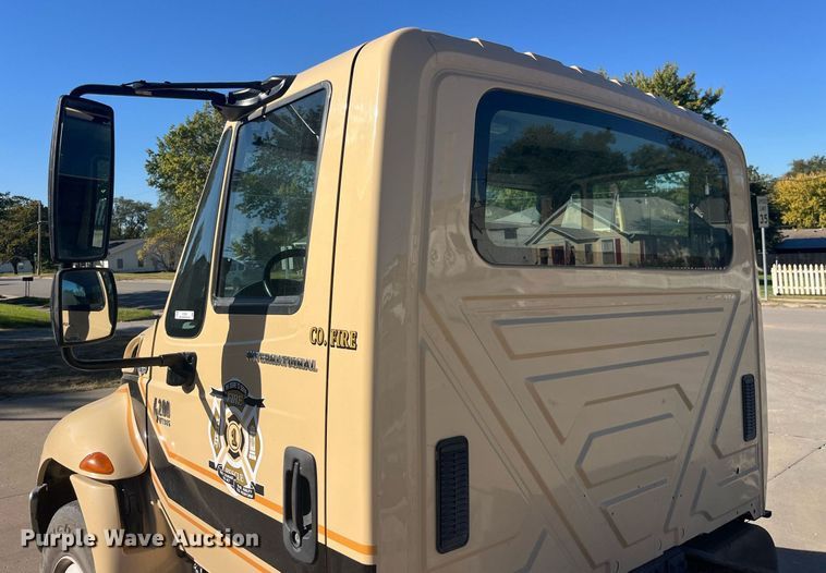 image for item LC9254 2004 International  4200 SBA truck cab and chassis