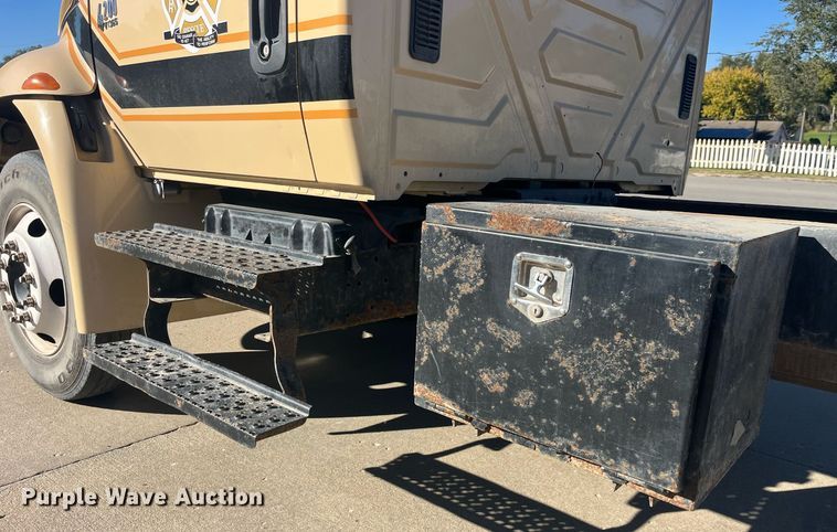 image for item LC9254 2004 International  4200 SBA truck cab and chassis