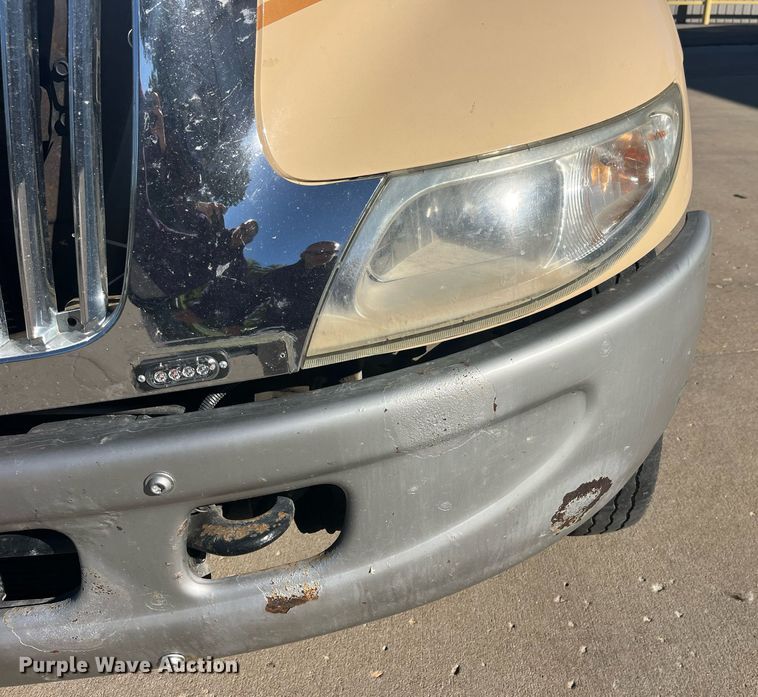 image for item LC9254 2004 International  4200 SBA truck cab and chassis