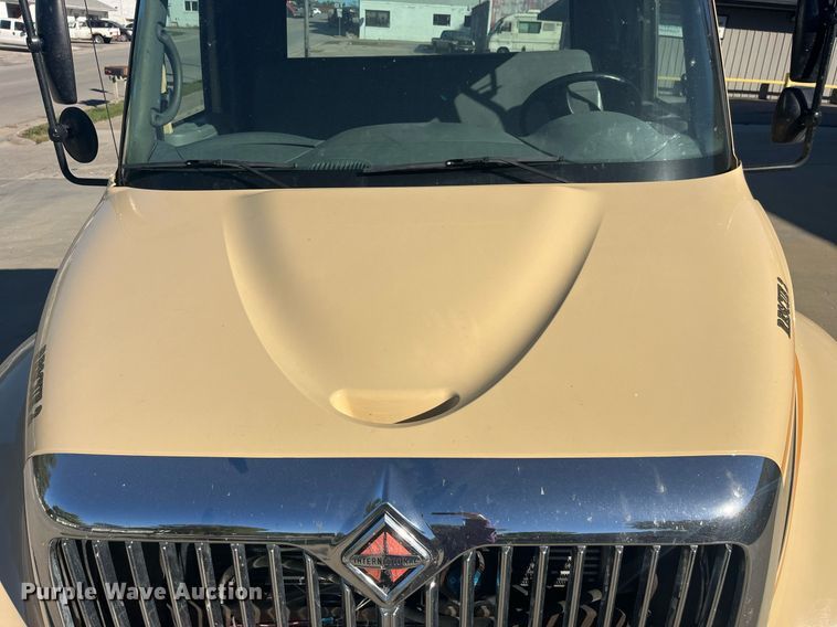 image for item LC9254 2004 International  4200 SBA truck cab and chassis