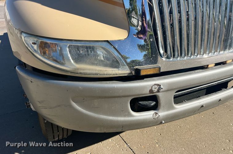 image for item LC9254 2004 International  4200 SBA truck cab and chassis