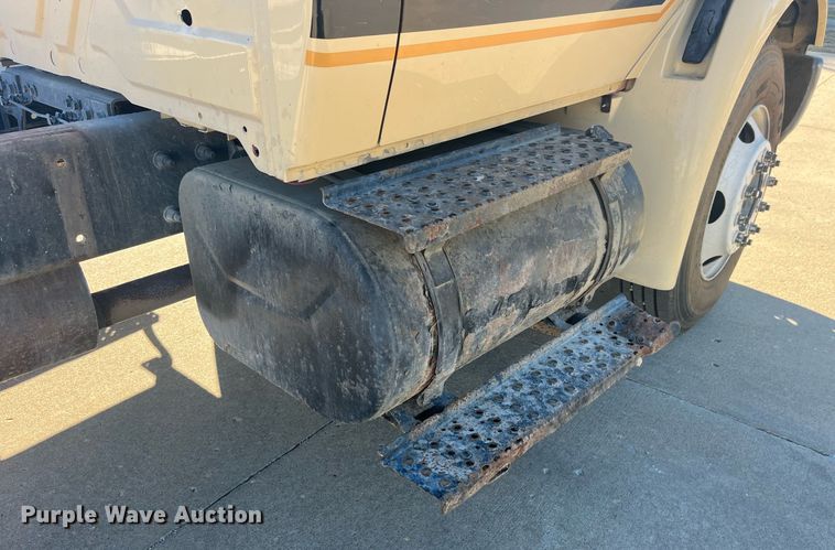 image for item LC9254 2004 International  4200 SBA truck cab and chassis