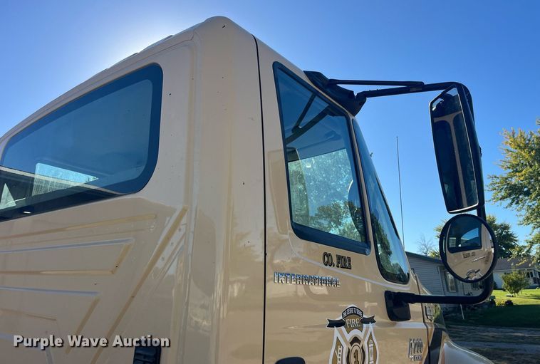 image for item LC9254 2004 International  4200 SBA truck cab and chassis