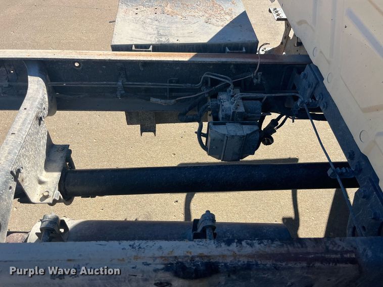 image for item LC9254 2004 International  4200 SBA truck cab and chassis