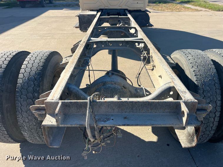 image for item LC9254 2004 International  4200 SBA truck cab and chassis