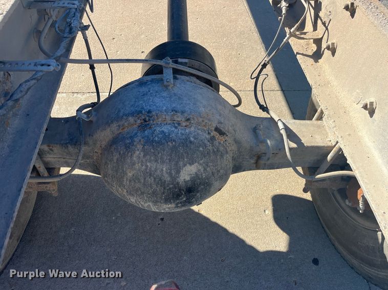 image for item LC9254 2004 International  4200 SBA truck cab and chassis