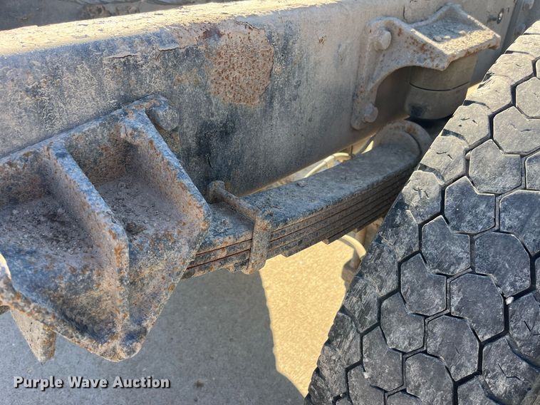 image for item LC9254 2004 International  4200 SBA truck cab and chassis