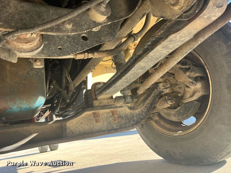 image for item LC9254 2004 International  4200 SBA truck cab and chassis