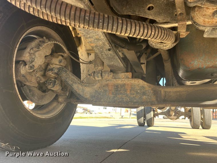 image for item LC9254 2004 International  4200 SBA truck cab and chassis