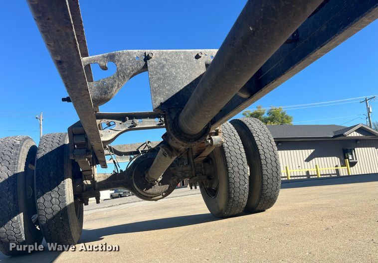 image for item LC9254 2004 International  4200 SBA truck cab and chassis