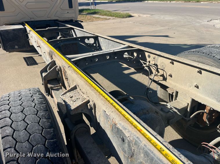 image for item LC9254 2004 International  4200 SBA truck cab and chassis