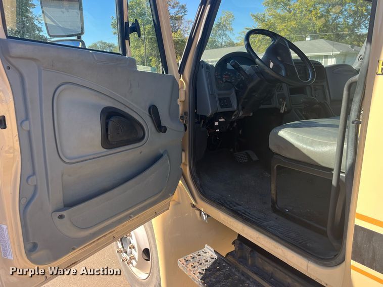 image for item LC9254 2004 International  4200 SBA truck cab and chassis