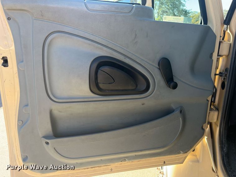 image for item LC9254 2004 International  4200 SBA truck cab and chassis