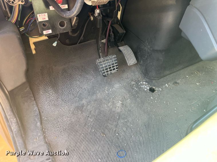 image for item LC9254 2004 International  4200 SBA truck cab and chassis