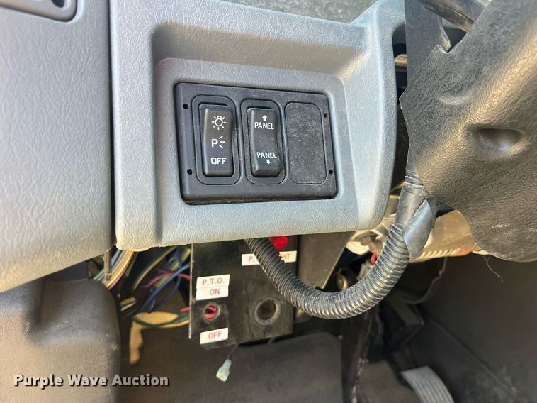 image for item LC9254 2004 International  4200 SBA truck cab and chassis