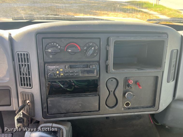 image for item LC9254 2004 International  4200 SBA truck cab and chassis