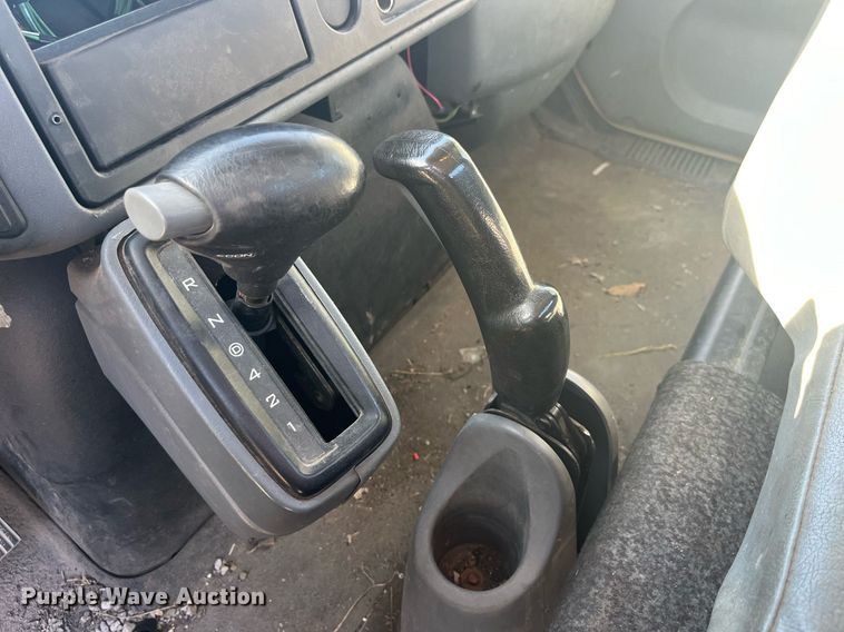 image for item LC9254 2004 International  4200 SBA truck cab and chassis