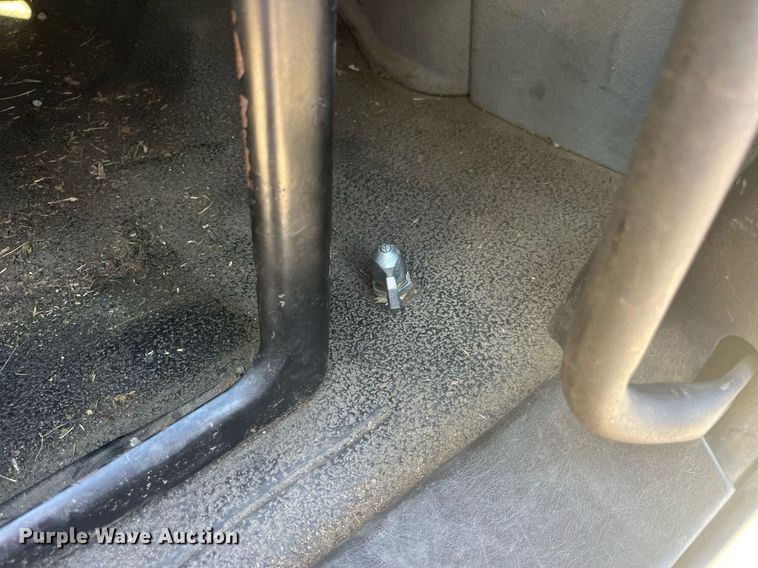 image for item LC9254 2004 International  4200 SBA truck cab and chassis