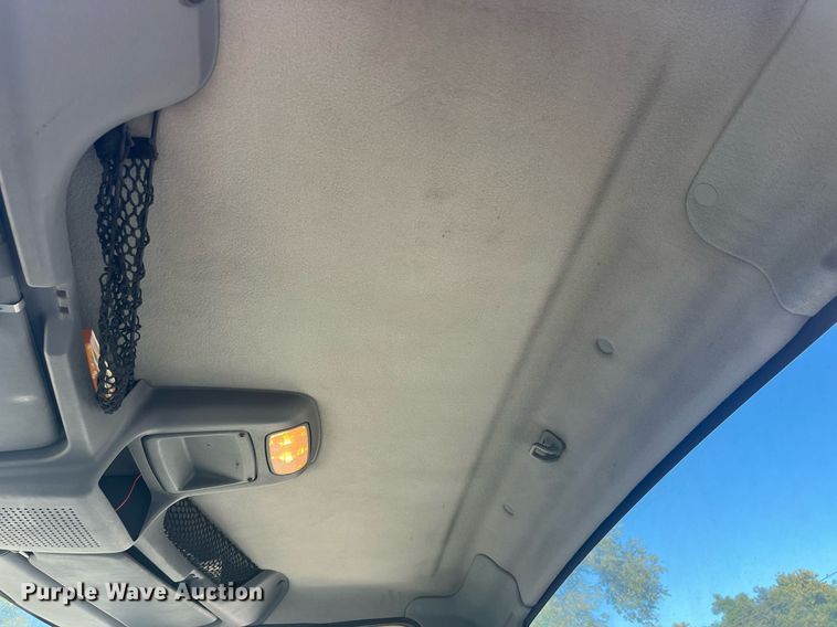 image for item LC9254 2004 International  4200 SBA truck cab and chassis