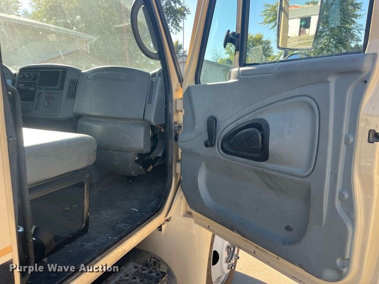 image for item LC9254 2004 International  4200 SBA truck cab and chassis