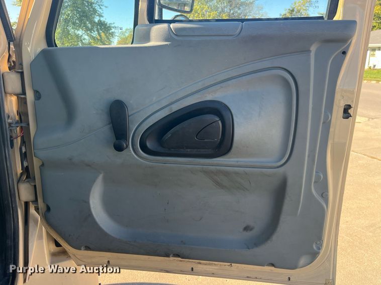 image for item LC9254 2004 International  4200 SBA truck cab and chassis