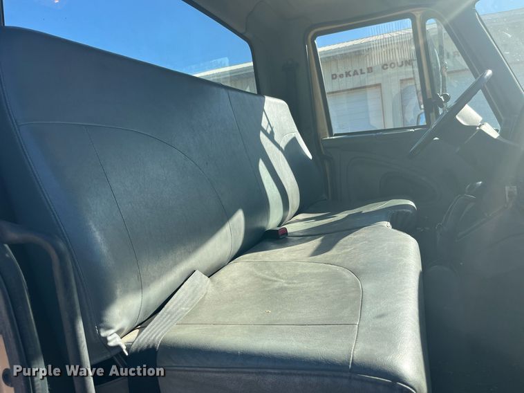 image for item LC9254 2004 International  4200 SBA truck cab and chassis