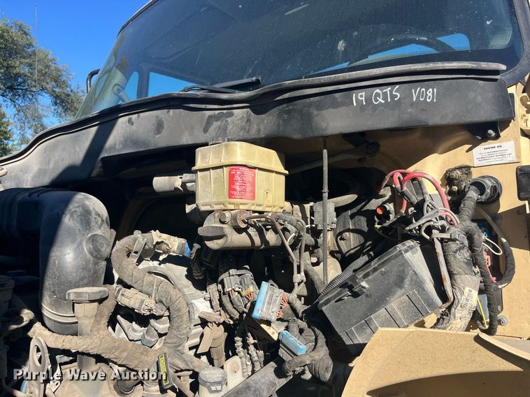 image for item LC9254 2004 International  4200 SBA truck cab and chassis