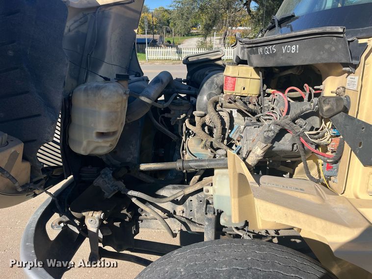 image for item LC9254 2004 International  4200 SBA truck cab and chassis