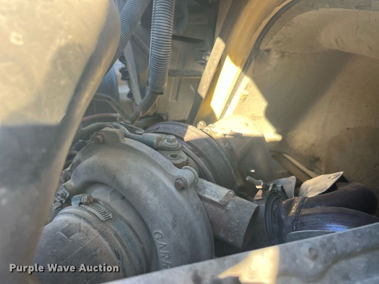 image for item LC9254 2004 International  4200 SBA truck cab and chassis