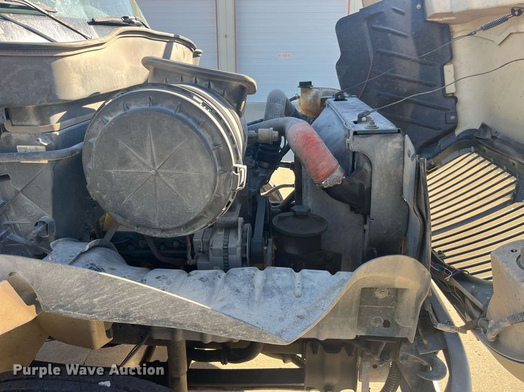 image for item LC9254 2004 International  4200 SBA truck cab and chassis