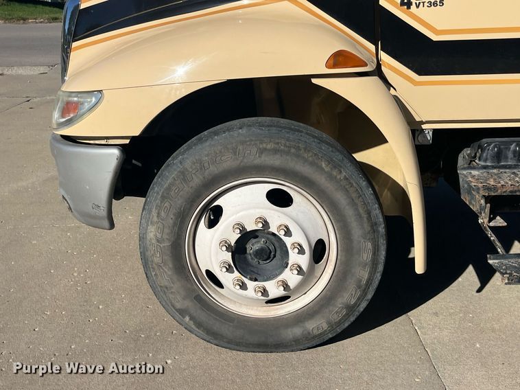 image for item LC9254 2004 International  4200 SBA truck cab and chassis