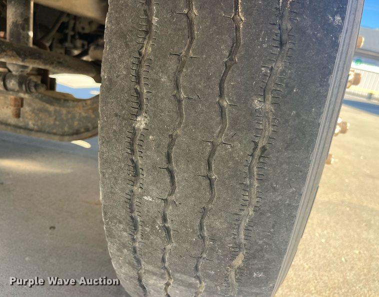 image for item LC9254 2004 International  4200 SBA truck cab and chassis