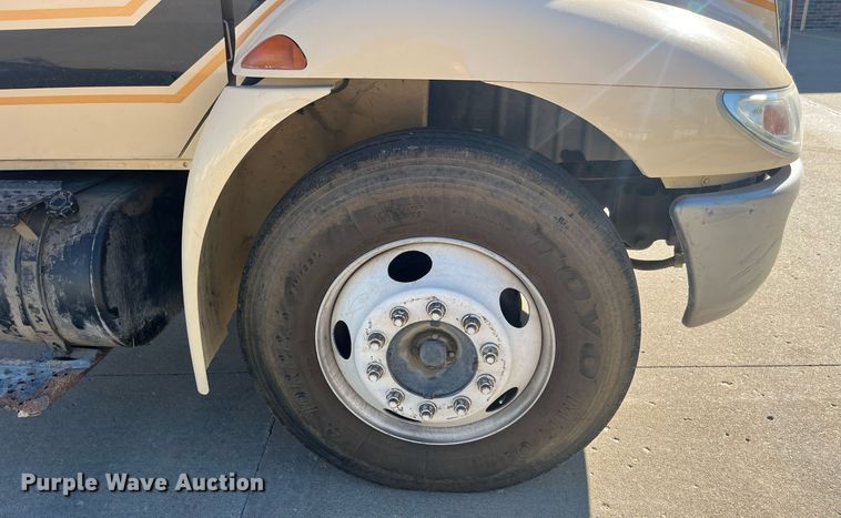 image for item LC9254 2004 International  4200 SBA truck cab and chassis