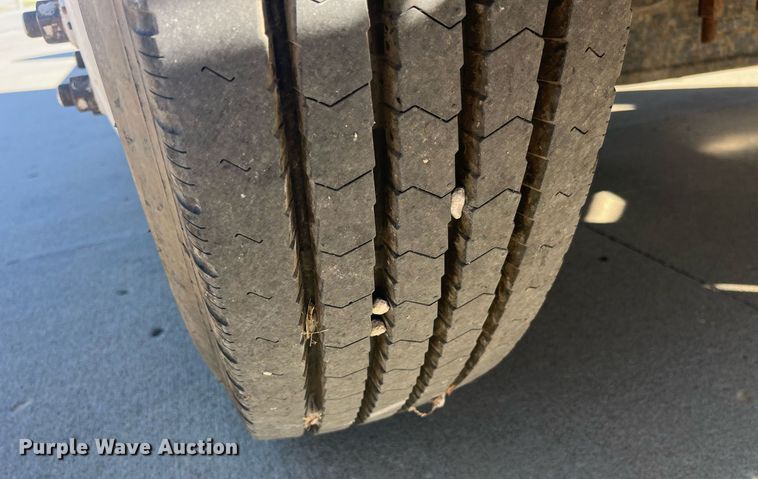 image for item LC9254 2004 International  4200 SBA truck cab and chassis