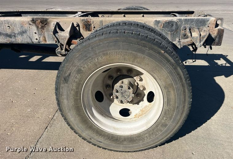 image for item LC9254 2004 International  4200 SBA truck cab and chassis