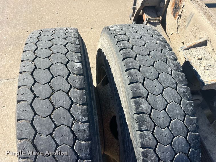 image for item LC9254 2004 International  4200 SBA truck cab and chassis