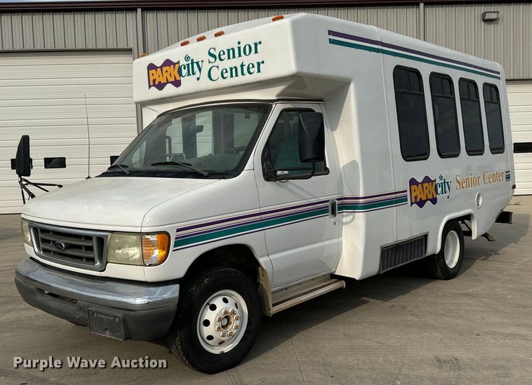 image for item MS9805 2003 Diamond PT2000 shuttle bus