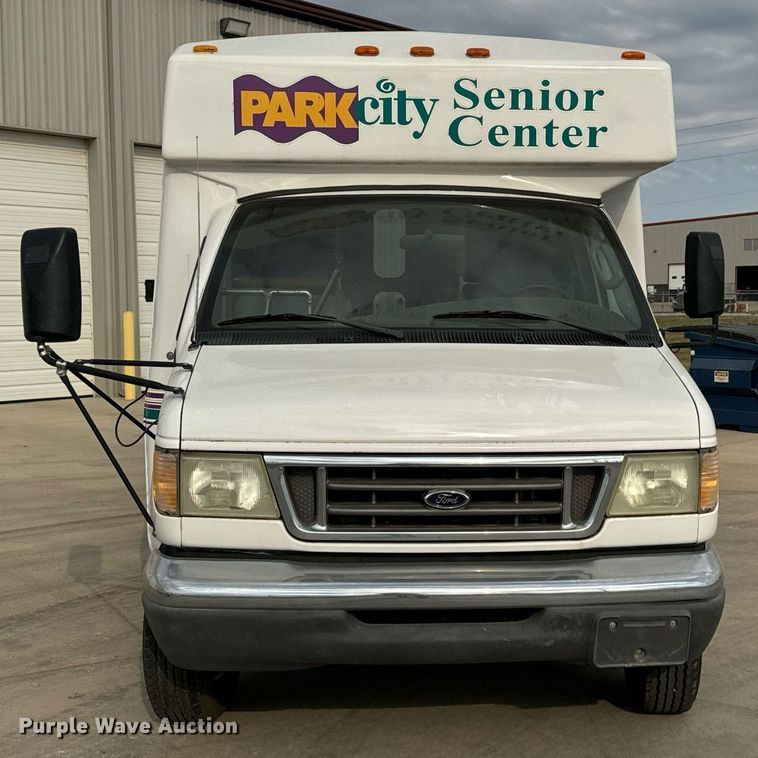 image for item MS9805 2003 Diamond PT2000 shuttle bus