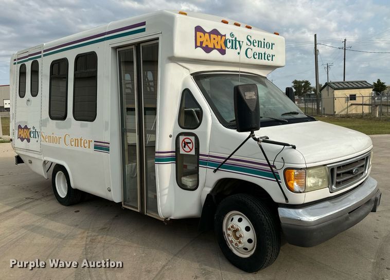 image for item MS9805 2003 Diamond PT2000 shuttle bus