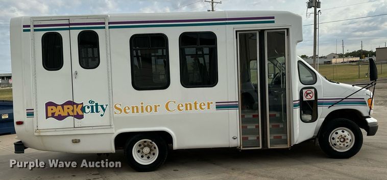 image for item MS9805 2003 Diamond PT2000 shuttle bus